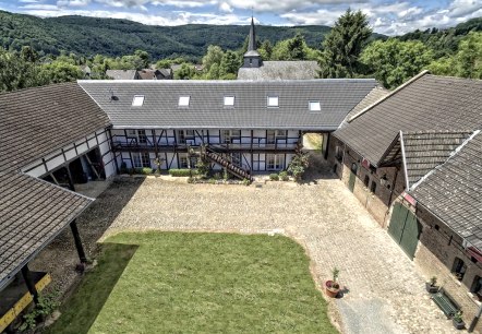 Hof der Burg Blens mit Blick auf die FeWo's Hof der Burg Blens mit Blick auf die FeWo's