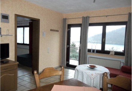Wohn-/Esszimmer Fewo I mit Blick auf den Rursee, © Getrud Lauscher Wohn-/Esszimmer Fewo I mit Blick auf den Rursee, © Getrud Lauscher