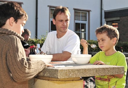 Erbsensuppe auf der Terrasse, © Rureifel-Tourismus e.V. Erbsensuppe auf der Terrasse, © Rureifel-Tourismus e.V.