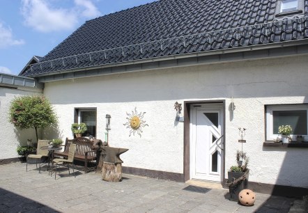 Außenansicht mit Innenhof Außenansicht mit Innenhof