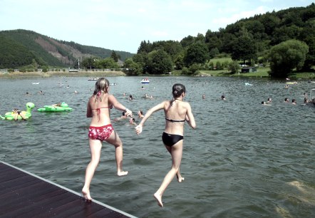 Baden im Naturfreibad im Rurseezentrum Rurberg, © Peter Stollenwerk Baden im Naturfreibad im Rurseezentrum Rurberg, © Peter Stollenwerk