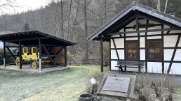 Dörpes Backes und ehemalige Postkutsche, © Rursee-Touristik GmbH
