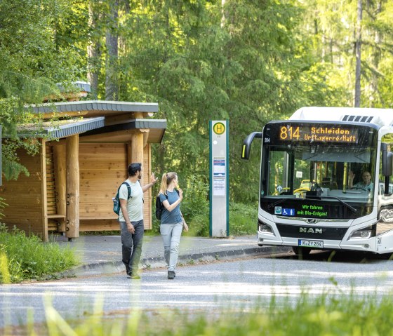 Environmentally friendly journey with the hiking bus, © Eifel Tourismus GmbH, Dominik Ketz