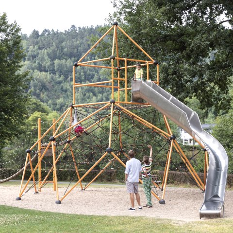 Spielplatz Einruhr Kletterpyramide, © Eifel Tourismust GmbH, Tobias Vollmer