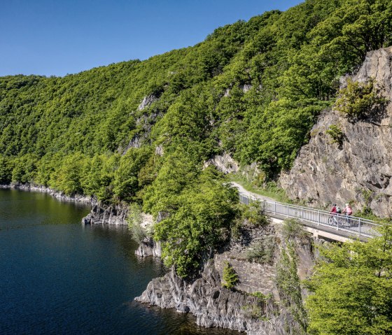 RurUfer cycle path on the Rursee, © Grünmetropole e.V., Dennis Stratmann